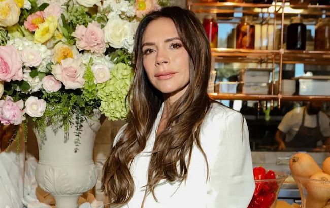 Вікторія Бекхем поділилась секретом створення чітких ліній у макіяжі (відео)