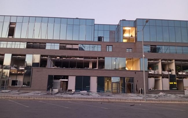 "Страна террористов". В "АТБ" заявили о повреждении офиса во время ракетного обстрела Днепра