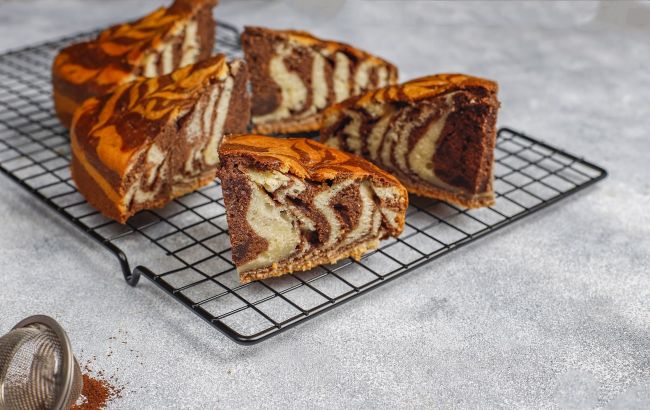 Цей "смугастий" пиріг підкорить дітей та дорослих. Простий та бюджетний рецепт без яєць