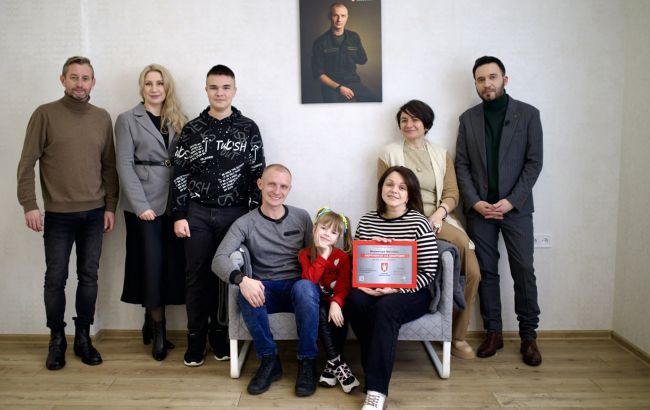 Защитник Мариуполя получил квартиру от "Сердца Азовстали", на новоселье пришел Жадан