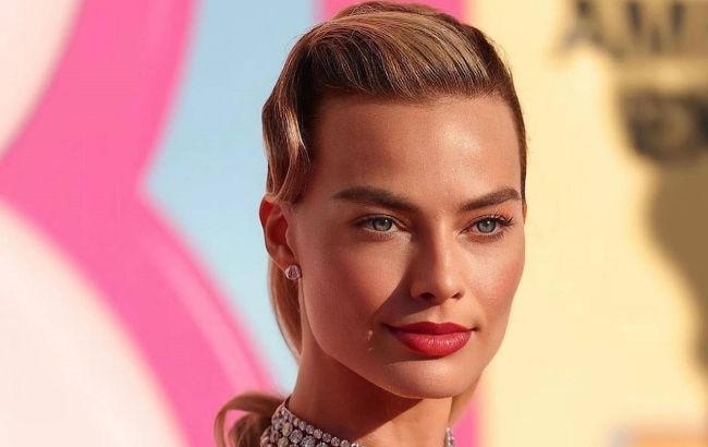 Неперевершена Марго Роббі показала, як носити костюм від українського бренду