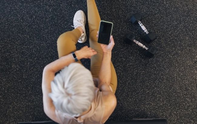 Никогда не поздно! 68-летняя женщина со стальным прессом делится секретами идеального тела