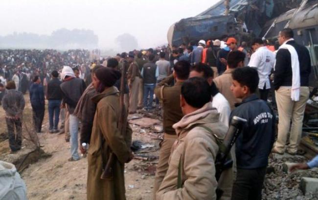 Число жертв крушения поезда в Индии возросло до 96 человек