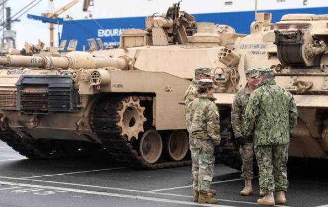 Перша партія військової техніки США прибула до Польщі