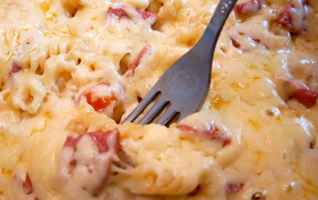 Швидко та ситно. Ідеальний рецепт макаронів з сиром та ковбасою