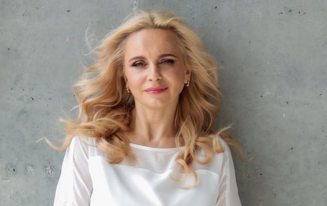 Міні, жилет і яскрава сумочка: модний образ Лілії Ребрик, який варто повторити