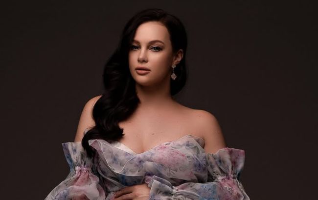 Самый модный плащ на весну 2025: жена Позитива показала стильный образ