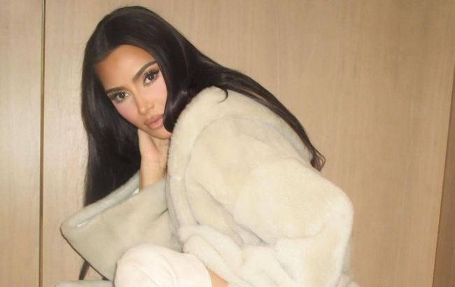 Ким Кардашьян показала новые фото в обольстительном образе