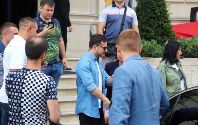 Зеленский в черных очках пришел на "Лигу смеха": появились фото