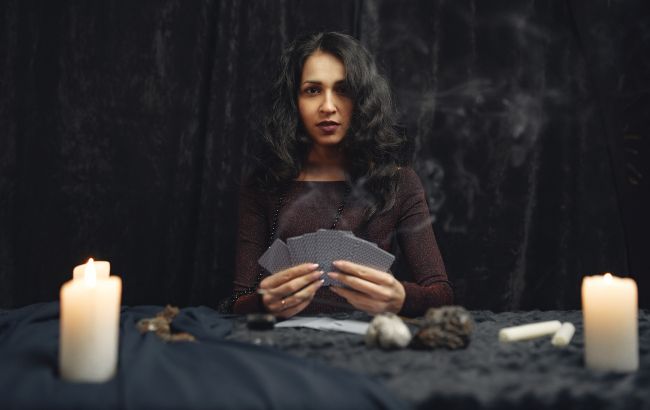 Таро-гороскоп на 24 ноября: кому повезет с деньгами уже в понедельник