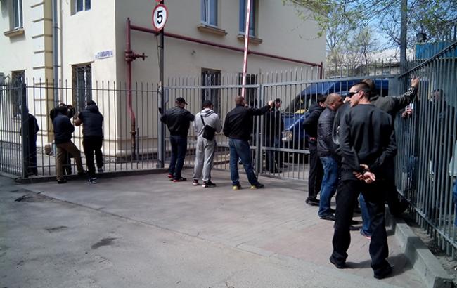 Неизвестные блокируют вход в "Запорожьеоблэнерго"