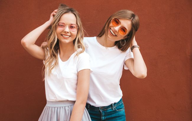 З чим носити білу футболку, щоб не зливатися з натовпом: стильні поради на весну-літо