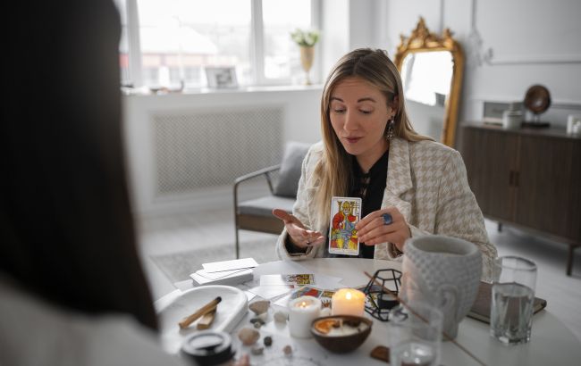 Таро-гороскоп на 18 вересня: лише цим 4 знакам Зодіаку випаде щасливий квиток