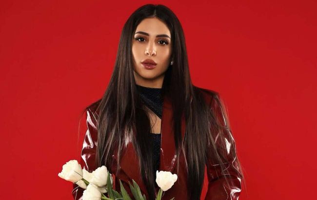 Відома співачка засвітила солодкі поцілунки з колишнім Раміни (відео)