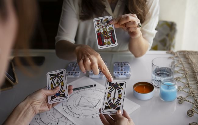 Перший день осені стане початком "білої смуги" для цих знаків Зодіаку: їх обрали карти Таро