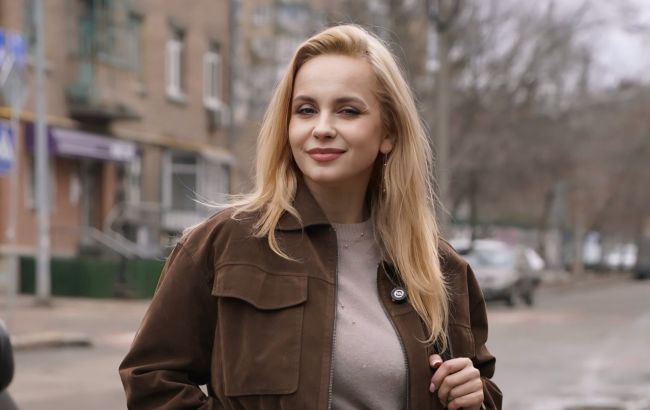 Белые джинсы и замшевый бомбер: как повторить весенний образ Лилии Ребрик