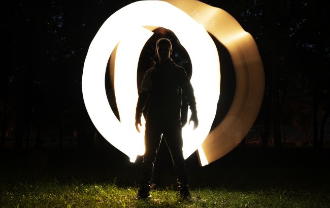 Всесвіт пошле важливий сигнал цим знакам Зодіаку: хто за крок від великого дива