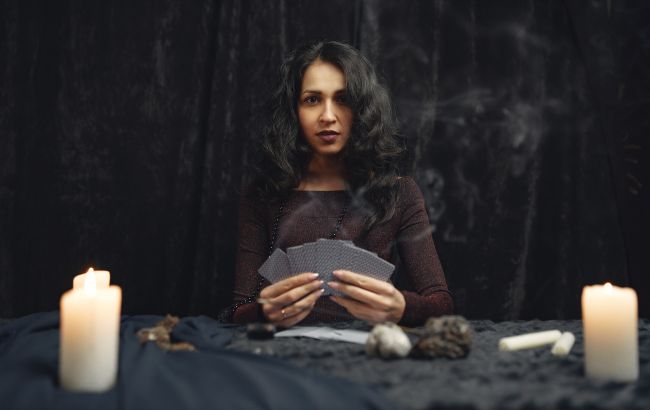 Радісні новини постукають у двері цих знаків Зодіаку: карти Таро обіцяють їм рідкісний сюрприз