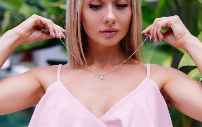 Цим знакам Зодіаку заборонено носити срібло, якщо вони не хочуть відлякати багатство