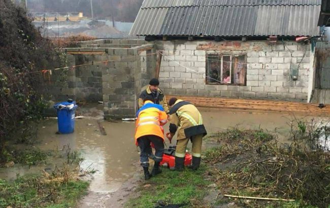 Негода в Україні: на Закарпатті вже підтоплено 13 дворогосподарсв