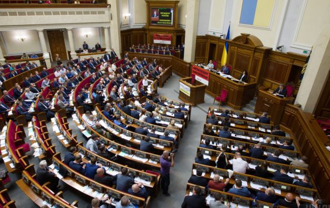 Нардепы продолжили вечернее заседание ВР до рассмотрения всей повестки дня