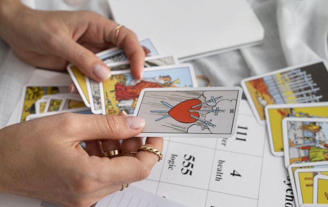 Таро-гороскоп на выходные: кому судьба готовит сюрприз, а кому - испытания