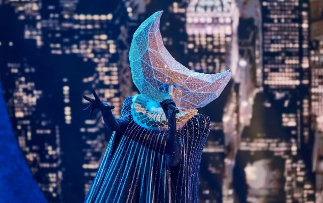 В шоу "Маска" рассекретили еще одного персонажа: кто скрывался в образе Месяца