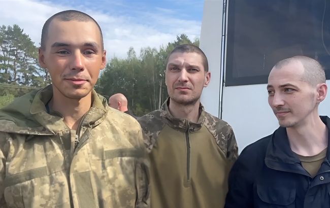 Звільнені з полону "азовці" лише в дорозі дізнались, що їдуть додому: емоційне відео