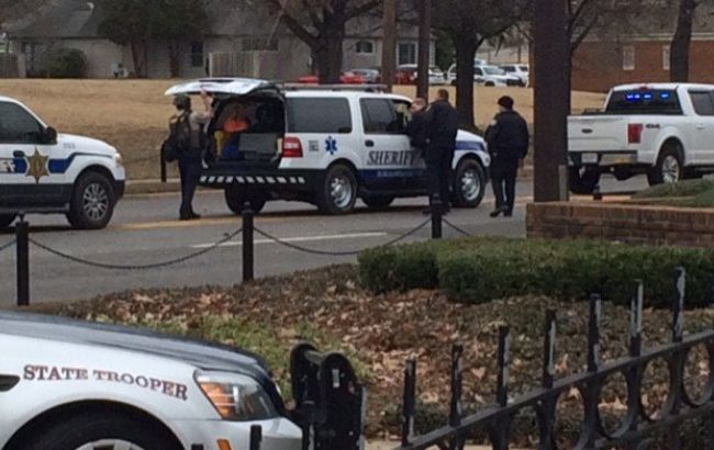 В Алабамі невідомий захопив заручників у банку