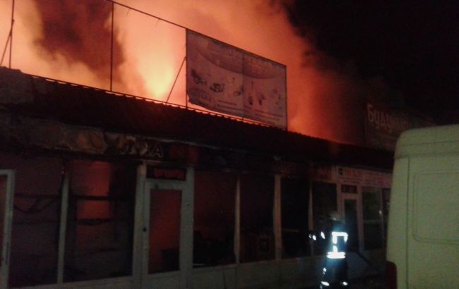 В Киеве ночью горел рынок в Голосеевском районе