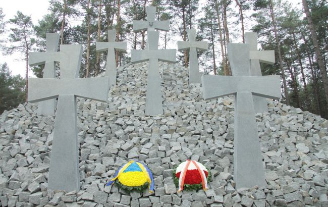 МЗС України засудив акт вандалізму на кладовищі під Києвом