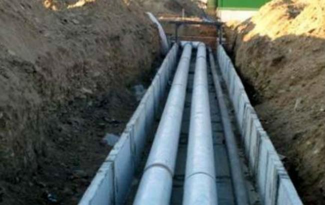 В Голосеевском районе Киева прорвало трубу, повреждены здания и автомобили