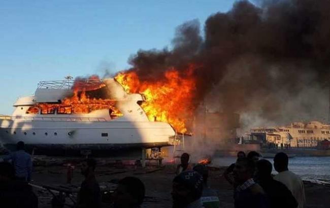 Вблизи Хургады загорелось судно с 22 туристами на борту