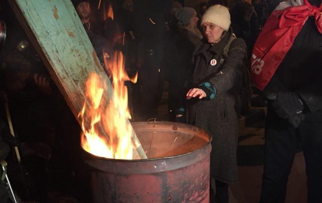 Сторонники Саакашвили принесли бочки и покрышки под здание СБУ