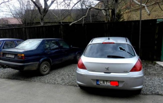 В Берегово задержали двух мужчин, которые в марте побили машины с венгерскими номерами