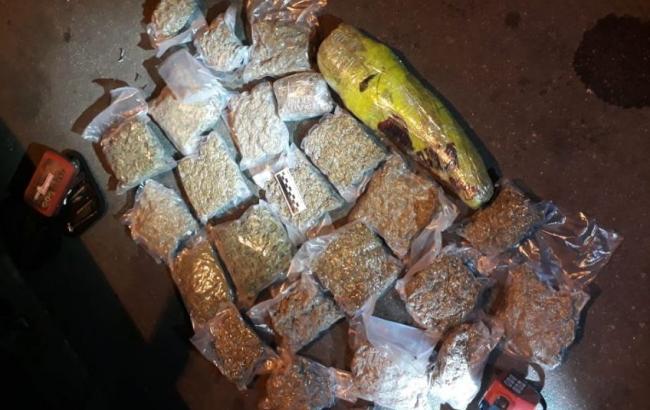 Украинец пытался вывезти в РФ партию наркотиков