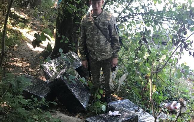 На Закарпатье пограничники помешали перемещению более 2 тыс. пачек сигарет