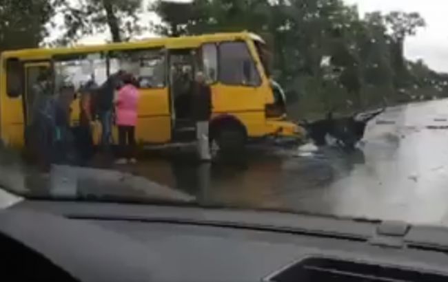 Під Броварами зіткнулися автобус і легкове авто