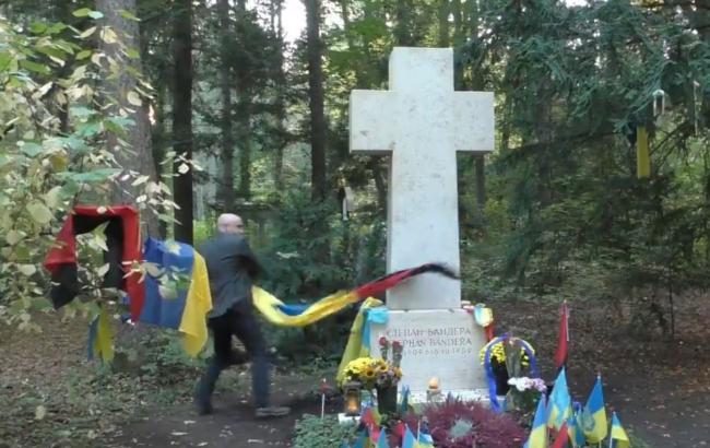 Полиция Мюнхена проверяет обстоятельства вандализма на могиле Бандеры