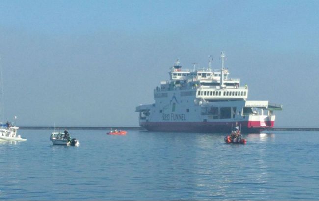Недалеко от британского острова паром сел на мель
