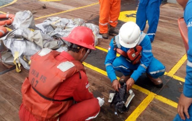 Опубликованы фото и видео с места падения самолета в Индонезии