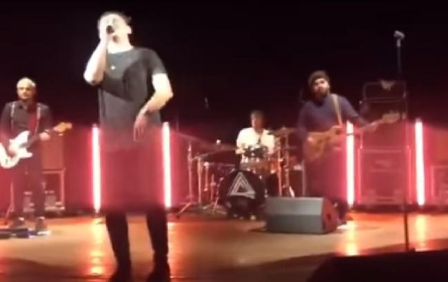 У Луцьку лідер української рок-групи з тріском провалився під сцену (відео)