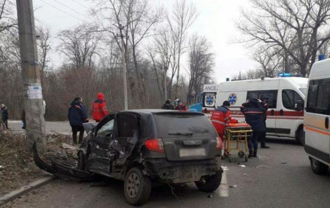 В Донецкой области грузовик столкнулся с легковым автомобилем, есть погибшие