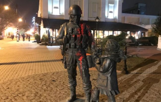 В анексованому Сімферополі затримали киянина через "псування" скандального пам'ятника