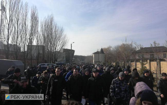 Под Киевом снова проходит акция у дома семьи Гладковских