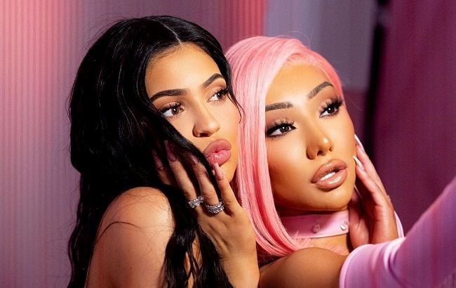 Семья &ndash; это все: Кайли Дженнер засыпала сеть фото с сестрами в розовых кукольных нарядах