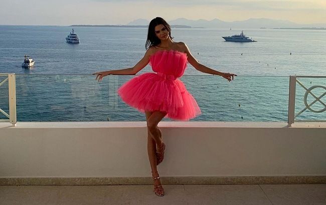 Рожева мрія: Кендалл Дженнер підкорила мережу повітряним ляльковим образом і стрункими ногами