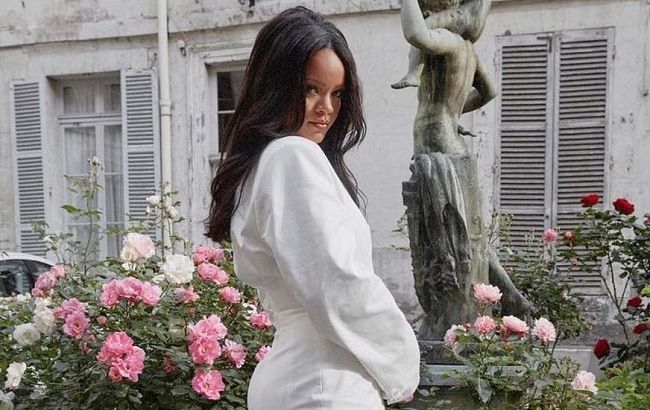 Стильная провокация: Рианна похвасталась стройной фигурой в нарядах собственного производства