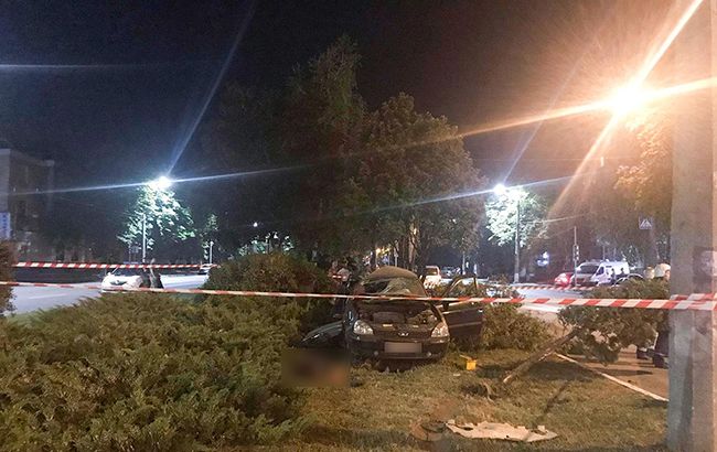 В Кременчуге автомобиль врезался в бетонную опору, есть жертвы