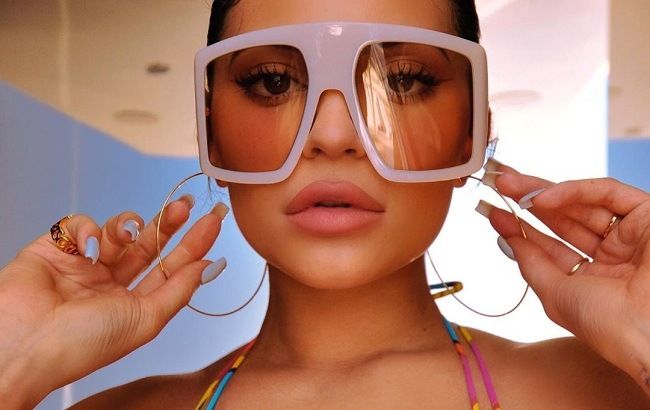 В крошечном бикини на яхте: Кайли Дженнер соблазняет горячими кадрами с отдыха